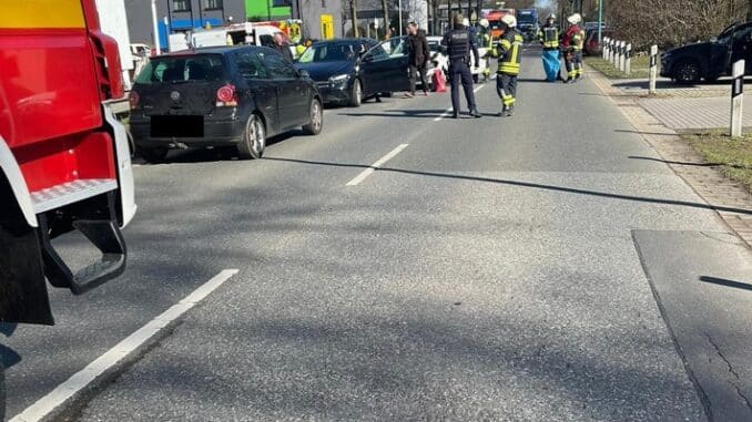 FW-EN: Verkehrsunfall mit drei Fahrzeugen