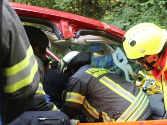 FW-EN: Verkehrsunfall mit drei Verletzen - Technische Hilfeleistungs-Übung am Schmandbruch