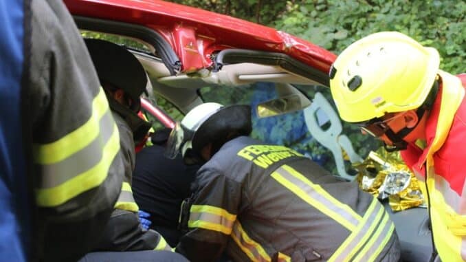 FW-EN: Verkehrsunfall mit drei Verletzen - Technische Hilfeleistungs-Übung am Schmandbruch