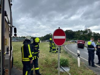 FW-EN: Verkehrsunfall mit eingeklemmter Person, Autobahn A1