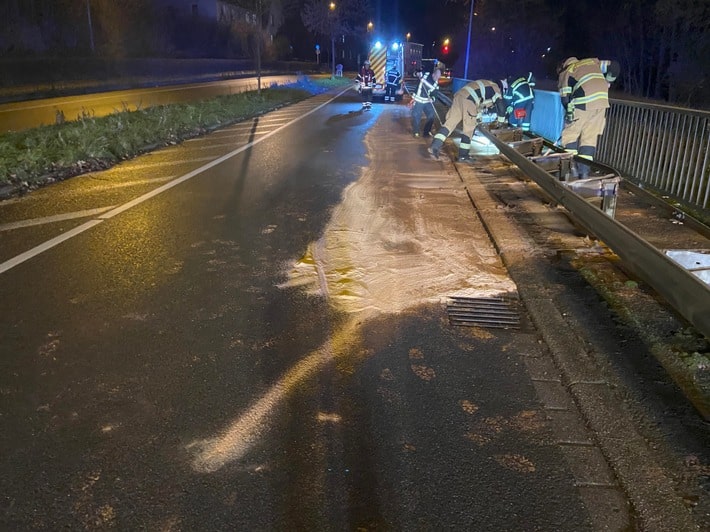 FW-EN: Verkehrsunfall mit starker Ölspur auf dem Herdecker Bach (B 54). - Fahrzeug fuhr schräg auf Leitplanke