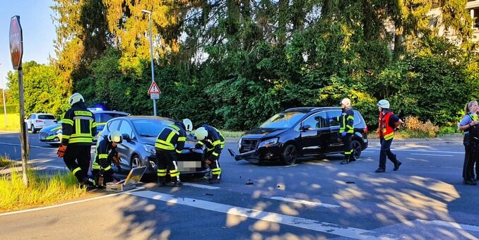 FW-EN: Verkehrsunfall mit vier leicht verletzten Personen