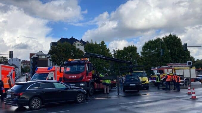 FW-EN: Verkehrsunfall mit zwei Verletzten - Feuerwehr befreit Fahrerin aus PKW