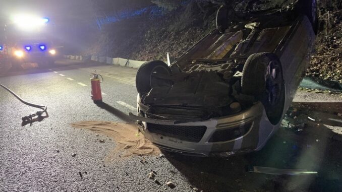 FW-EN: Verkehrsunfall und Person hinter Wohnungstür