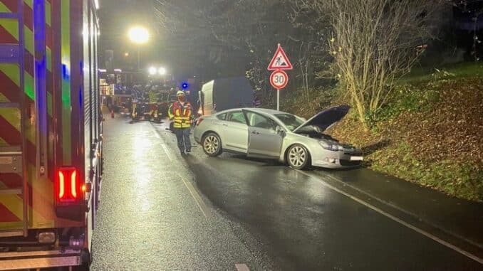 FW-EN: Verkehrsunfall zwischen PKW und Transporter - Zwei Verletzte