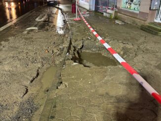 FW-EN: Wasserrohrbruch auf der Mittelstraße