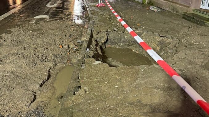 FW-EN: Wasserrohrbruch auf der Mittelstraße