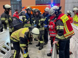 FW-EN: Wetter - Feuerwehr Wetter (Ruhr) führt realistische Übungen am Institut der Feuerwehr durch