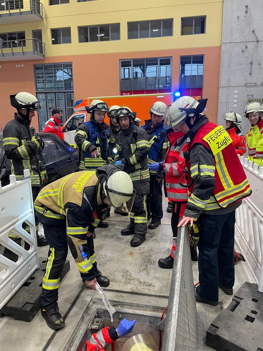 FW-EN: Wetter - Feuerwehr Wetter (Ruhr) führt realistische Übungen am Institut der Feuerwehr durch