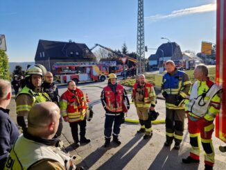 FW-EN: Wetter - Feuerwehren Wetter (Ruhr) und Gevelsberg bekämpfen Wohnungsbrand an der Stadtgrenze