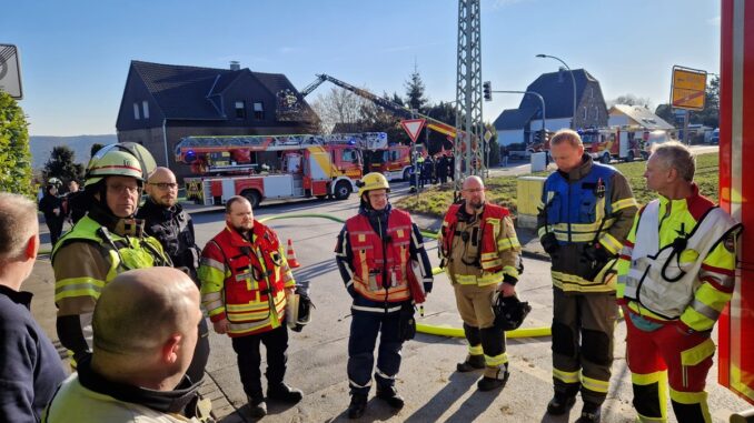 FW-EN: Wetter - Feuerwehren Wetter (Ruhr) und Gevelsberg bekämpfen Wohnungsbrand an der Stadtgrenze