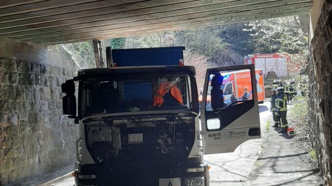 FW-EN: Wetter - Lkw fährt gegen Brücke