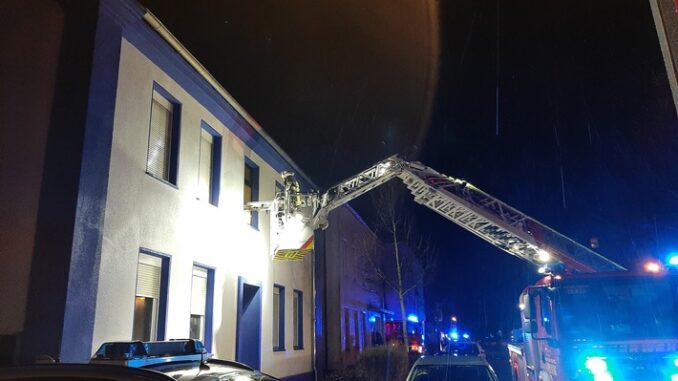 FW-EN: Wetter - Person hinter verschlossener Tür, Straße unter Wasser und Kleinbrand