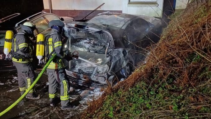 FW-EN: Wetter (Ruhr) - Fahrzeugbrand in der Nacht