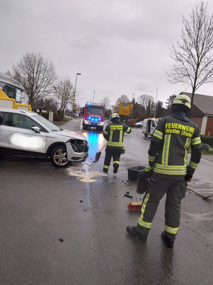 FW-EN: Wetter - Verkehrsunfall am Mittag