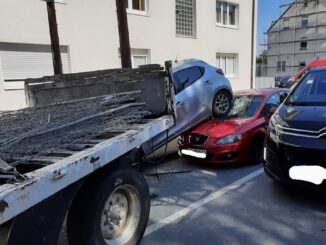 FW-EN: Wetter - Verkehrsunfall am Nachmittag mit drei Pkws und einem Anhänger