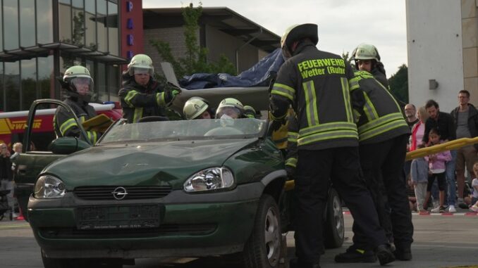 FW-EN: Wetter - Verkehrsunfall auf Bahnhofsvorplatz
