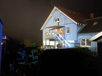 FW-EN: Wohnungsbrand &quot;Auf dem Schnee&quot; mit vier verletzten Personen - Weihnachtsbaum brannte in der Wohnung