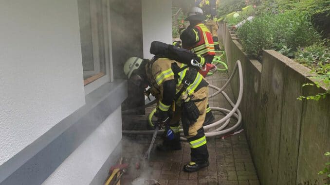 FW-EN: Wohnungsbrand in der Bahnhofstraße - Gebäude verraucht.
