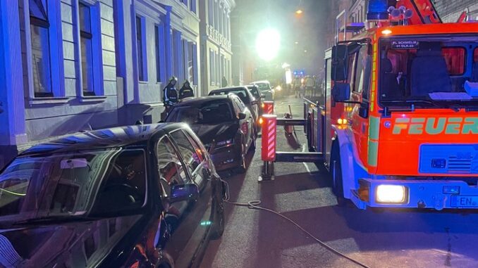 FW-EN: Wohnungsbrand mit Menschenleben in Gefahr, Mittelstr.