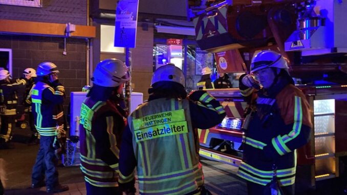 FW-EN: Wohnungsbrand mit vier Verletzten - Zweiter Einsatz parallel