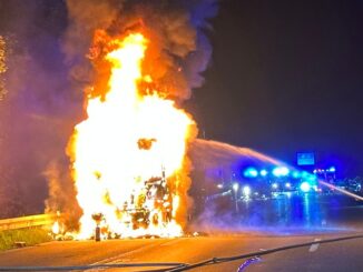 FW-EN: Zugmaschine eines Gefahrguttransporters brennt auf der BAB 43