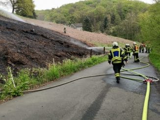 FW-EN: Zwei Flächenbrände beschäftigten die Hattinger Feuerwehr - Übergreifen auf Wald kann verhindert werden