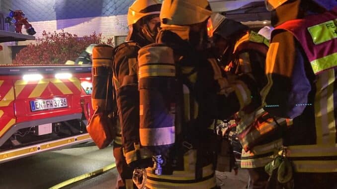 FW-EN: Zwei Verletzte nach Brand in einer Wohnung