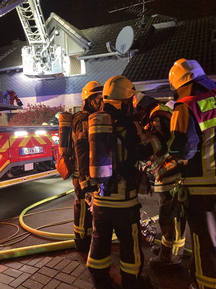 FW-EN: Zwei Verletzte nach Brand in einer Wohnung