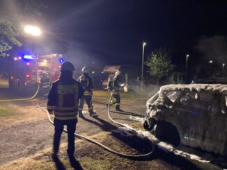 FW-EN: Zwei brennende PKWs auf einem Hattinger Campingplatz