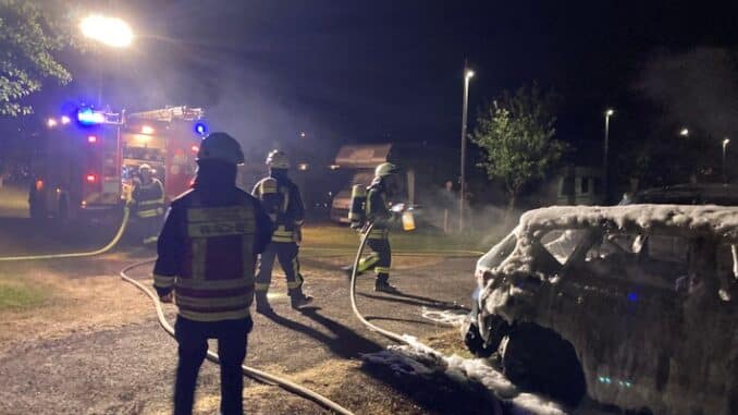 FW-EN: Zwei brennende PKWs auf einem Hattinger Campingplatz