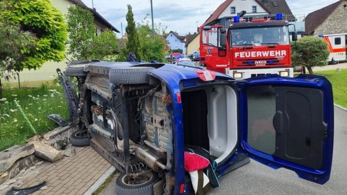 FW Eigeltingen: Feuerwehr Abteilung Eigeltingen wird wegen Verkehrsunfall mit eingeklemmter Person alarmiert