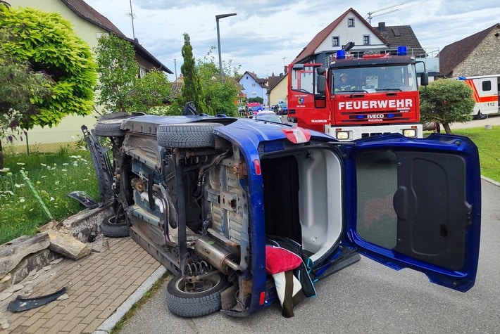 FW Eigeltingen: Feuerwehr Abteilung Eigeltingen wird wegen Verkehrsunfall mit eingeklemmter Person alarmiert