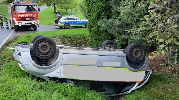 FW Eigeltingen: Feuerwehr Einsatz wegen auf Dach liegendem PKW