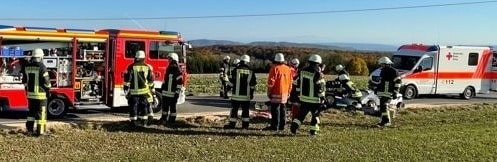 FW Eigeltingen: Feuerwehren aus Eigeltingen leisten Hilfe bei Verkehrsunfällen mit Hot Rods