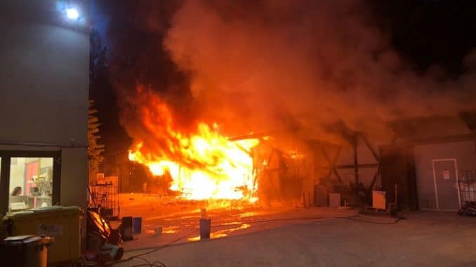 FW Eigeltingen: Maschinenhalle in der Lochmühle in Eigeltingen steht in Vollbrand