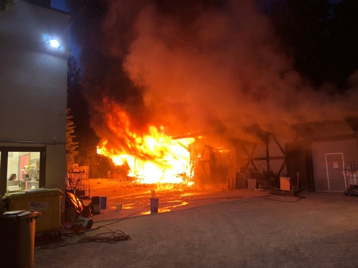 FW Eigeltingen: Maschinenhalle in der Lochmühle in Eigeltingen steht in Vollbrand