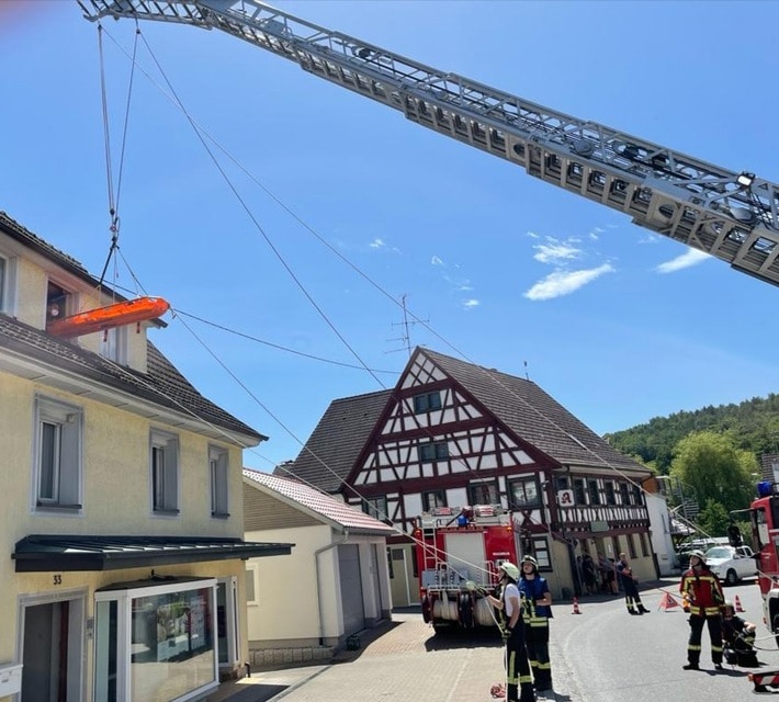 FW Eigeltingen: Nach Turnotöffnung Patientenrettung mit Drehleiter und Höhenretter der Feuerwehr