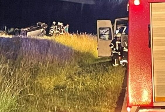 FW Eigeltingen: Verkehrsunfall nahe Heudorf: Auto überschlägt sich