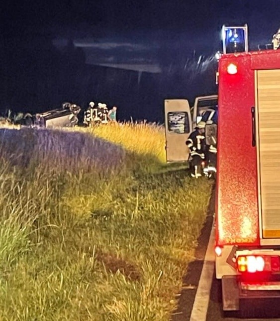 FW Eigeltingen: Verkehrsunfall nahe Heudorf: Auto überschlägt sich
