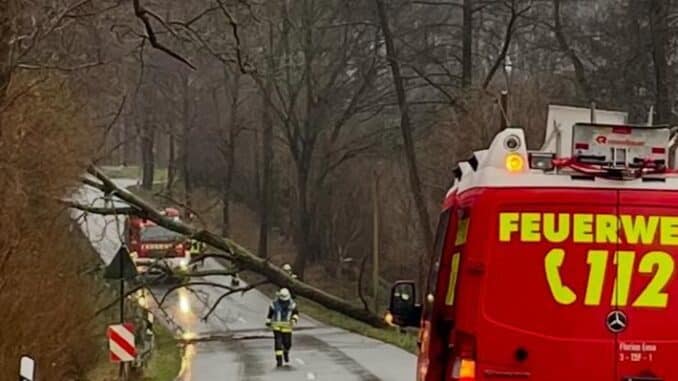 FW Ense: Sturm-Einsätze am Nikolaustag / Feuerwehr 3x alarmiert