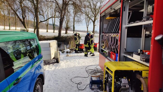 FW Ense: Teich- Überlauf defekt / Feuerwehr 4 Stunden im Einsatz