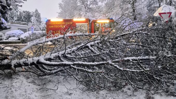 FW Ense: Wintereinbruch im Kreis Soest / Feuerwehr Ense am Nachmittag im Dauereinsatz
