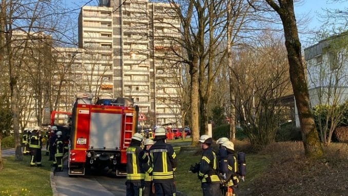 FW-Erkrath: Brand durch Dachdeckerarbeiten auf einem Mehrfamilienhaus in Erkrath-Hochdahl