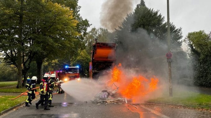 FW-Erkrath: Brennendes Müllfahrzeug in Erkrath-Hochdahl