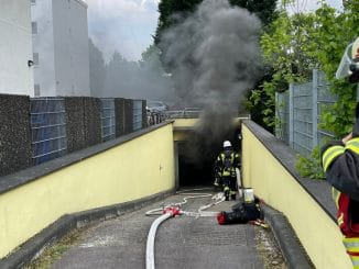 FW-Erkrath: Feuer in Tiefgarage - Ein Pkw ausgebrannt, umfangreiche Belüftungsmaßnahmen erforderlich