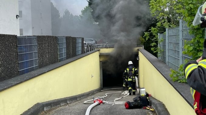 FW-Erkrath: Feuer in Tiefgarage - Ein Pkw ausgebrannt, umfangreiche Belüftungsmaßnahmen erforderlich