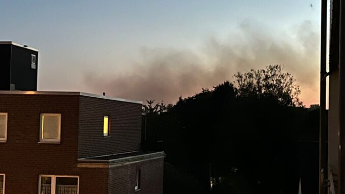 FW-Erkrath: Feuerwehr konnte Brandausweitung auf Wohngebäude verhindern