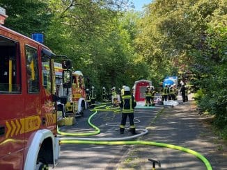 FW-Erkrath: Undichtigkeit an Silofahrzeug verursacht langwierigen Feuerwehreinsatz