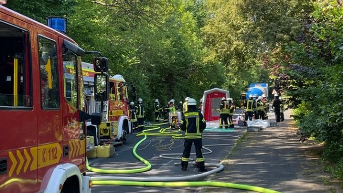 FW-Erkrath: Undichtigkeit an Silofahrzeug verursacht langwierigen Feuerwehreinsatz